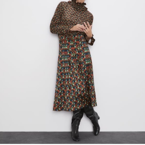 ZARA RUFFLED PRINTED BLOUSE SIZE S
Toffee 0/8570/095/745/02 - Picture 5 of 9